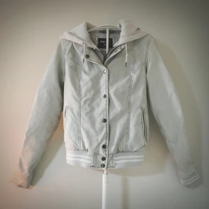  - Jacket är i gott skick. Har använt en gång bara. Tar gärna emot swish. Varan fimns i Stockholm.::ೖ(⑅σ̑ᴗσ̑)ೖ::
