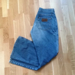  - Crockerjeans i storlek W32 L32 med utsvängda ben. I lite skönt jeanstyg som inte är för "hårt". Köpta på secondhand. Säljes pga flytt.  