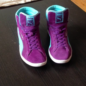  - 
Puma sneakers i storlek 39, nästan helt oanvända. Kan mötas upp i stan eller posta, köparen står för frakten. 
