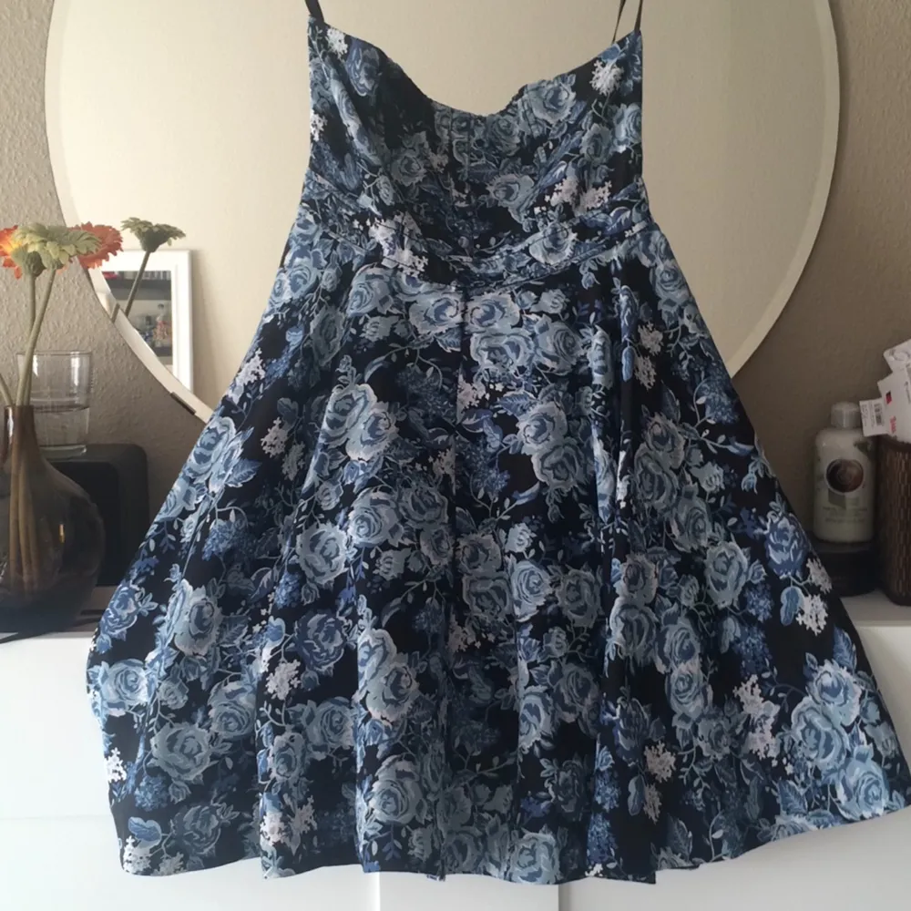 Vacker klänning får H&M endast använd en gång :) . Klänningar.