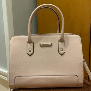 Valentino väska - ljusrosa  - Superfin väska från Valentino ( troligtvis inte äkta) kommer med strap. Går att stänga med dragkedja. Ren på insidan med innerfack. Perfekt skol/ jobb väska då den är rymlig 