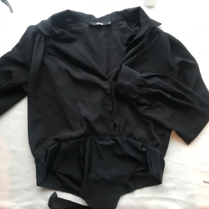 Body blus  - Body från Gina. Använd en gång tror jag. Sitter jättefint på och går att knäppa upp fram. Köpare står för frakt, möts ej upp! 🌸