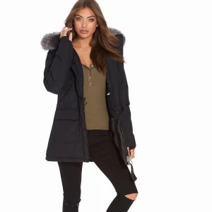 Nelly City Parka - Jätte bra skick och otroligt varm. Säljes för att den inte kommer till användning. Org pris 800kr. 💞💞