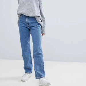 Weekday Row jeans - Hej! Säljer mina älskade row jeans från Weekday i storlek 28/30 då de inte kommer till användning längre. Har sprättat upp dem där nere för extra längd på ca 5 cm. Kan mötas upp i Sthlm stad annars kostar frakt❤️