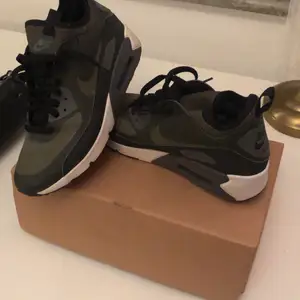 Skitballa air Max sneakers, knappt använda! Najs Militärgrön färg, så inne just nu! Köpt för 1099kr, skick 10/10 och kan rengöras även mer, säljs för 499kr