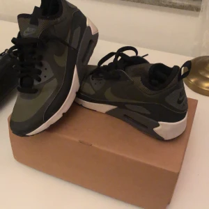 Skor - Skitballa air Max sneakers, knappt använda! Najs Militärgrön färg, så inne just nu! Köpt för 1099kr, skick 10/10 och kan rengöras även mer, säljs för 499kr