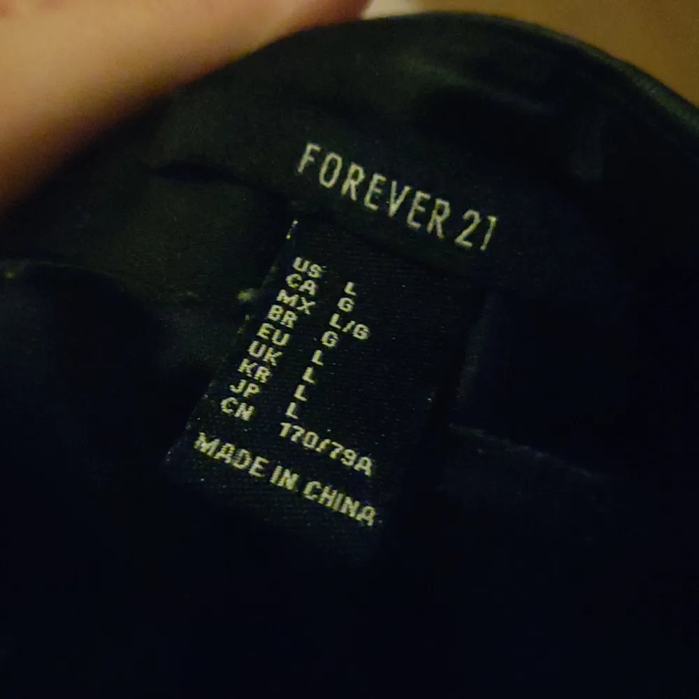 En av mina favoritkjolar från Forever 21 i faux läder med hög snörning man kan spänna åt på båda sidorna samt dragkedja där bak! Säljer då den är i L och inte passar mig men bild 2 ger en uppfattning av kjolen, den är i väldigt bra skick🥰 44kr frakt med PostNord!. Kjolar.