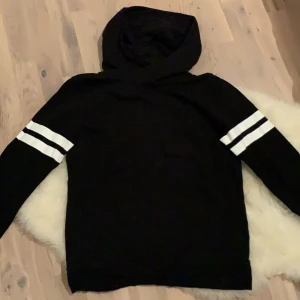 Svart hoodie med vita ränder vid armen  - Aldrig använd. I storlek M. 🖤🤍🖤