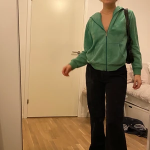 Tiedye hoodie i grön  - (Starkare grön irl än på bilden) passar till allt!! Frakt på 59 kr eller så möts vi på söder 💓 jag på bilden när S 
