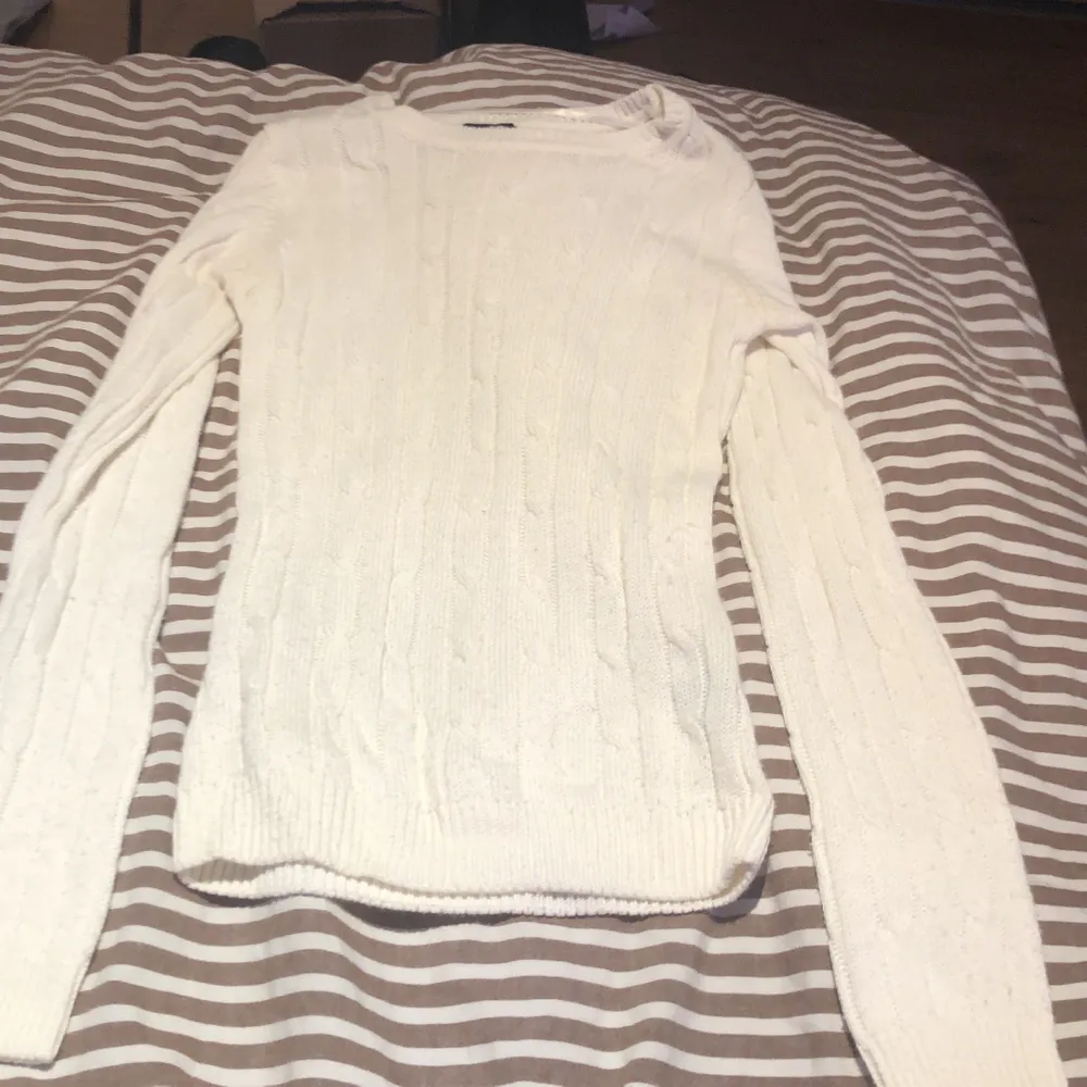 Långärmad vit tröja i storlek xs, bra skick, säljer vidare för använder inte längre. Tröjor & Koftor.