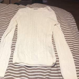 Långärmad vit tröja i storlek xs, bra skick, säljer vidare för använder inte längre