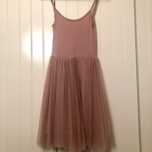 Rosa klänning tyllkjol Ballett Monki XS - Fantastisk klänning från monki med djupt urringad rygg. Tyllkjol. Storlek XS