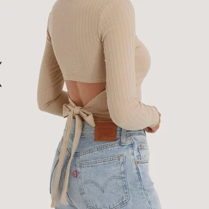NA-KD tröja - Supersöt beige tröja som är köpt här på plick! Säljer pga att den inte passade mig, men är i storlek S. Pris kan diskuteras. Köpt för ca 160kr