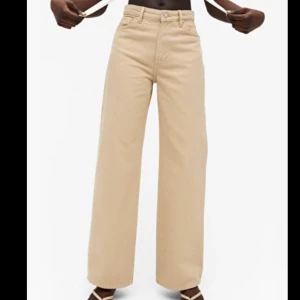Monki Yoko Beige Jeans - Säljer mina yoko beige jeans som är från monki i storlek 24 då dem är förstora för mig och inte passar min kroppsform. Helt nya och endast testade en gång. Buda! budet börjar på 400kr +frakt & för att buda plussa på minst 10kr mer än ledande pris.