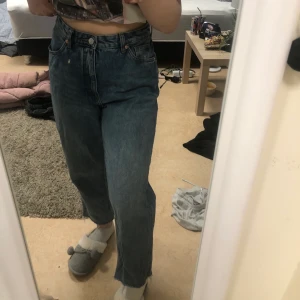 monki byxor, high waist - hej, intresse koll på mina jättefina byxor från monki! nästan i nyskick då jag inte kan använda dem pga dem alldeles för stora i midjan på mig. dom ser mörkblåa ut på bilden men dem är ljusblå, dem är perfekt i längden då jag är 160 cm lång, väger 55 kg, buda gärna om priset är för högt! ❣️