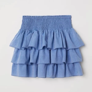 Volangkjol från H&M  - Jättesöt volangkjol med smock från H&M. Kjolen har smock i midjan och volanger med overlockade kanter. Använd ett fåtal gånger. I storlek 158/164, skulle säga att det passar XS. Säljer för 60kr. Frakt tillkommer. 