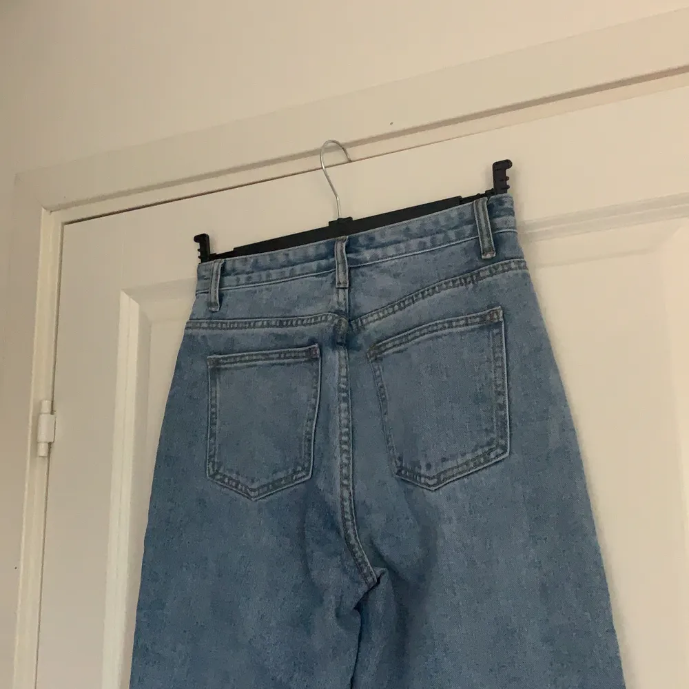 Helt oanvända blåa slit jeans från Bohoo i storlek UK 8, alltså EU 36. Jättefint skick. Säljer för 90kr. . Jeans & Byxor.