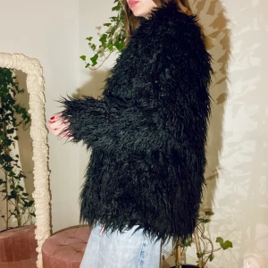 🦍 fluffig jacka 🦍 - Faux fur från Weekday 🐋 två fickor och fyra hylsor som kan stänga jackan framtill 😋