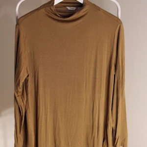 Brun tröja från Mina - Brun tröja från Mina Fint skick! storlek: M (Dam) Direkt pris: 20kr, Skriv buden till mig privat eller kommentera på bilden! Buda med minst 5kr varje gång ✨(Alla bud är välkomna) Köpare står för frakten (Du bestämmer vilket paket så länge det uppfyller vikt och storleks kraven)