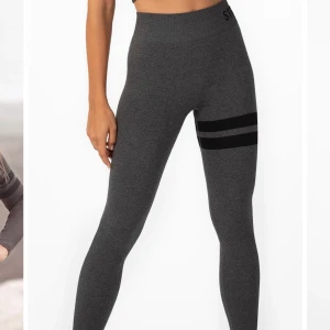 Stronger tights - Högmidjade Stronger tights som är väldigt stressiga. Tightsen är i storlek sx/s men passar även större strorlekar. Dom är inte använda. Skriv gärna för fler bilder! 