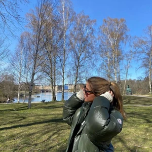 Moncler jacka  - Säljer nu min älskade moncler jacka! Det är en modell från 70-talet därav har jag inte kvar kvitto! Super fin i skicket, snygg och praktisk jacka! 💞💞💞 buda!!! (Lånad bild) Köparen står för frakt. Ledande bud: 3300