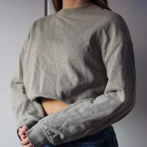 Khakigrön sweatshirt från Zara. Storlek S. Nypris: 199kr