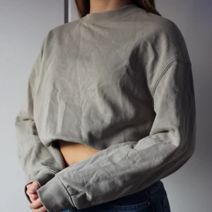 Zara sweatshirt - Khakigrön sweatshirt från Zara. Storlek S. Nypris: 199kr