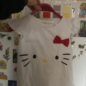 hello kitty babytee - gullig babytee med hello kitty tryck<33 dma vid intresse eller frågor:)