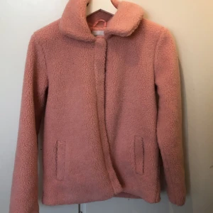 Jacka storlek 164(13-14 år) - Lurvig rosa jacka från Lindex. Använd 1 gång. Köpt för 200 tar 50kr💘