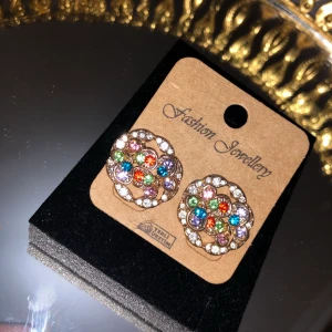 Örhängen🧡✨ - Lyxiga örhängen i färgade zirkonstenar och rostfritt stål! Endast 2 kvar 🧡