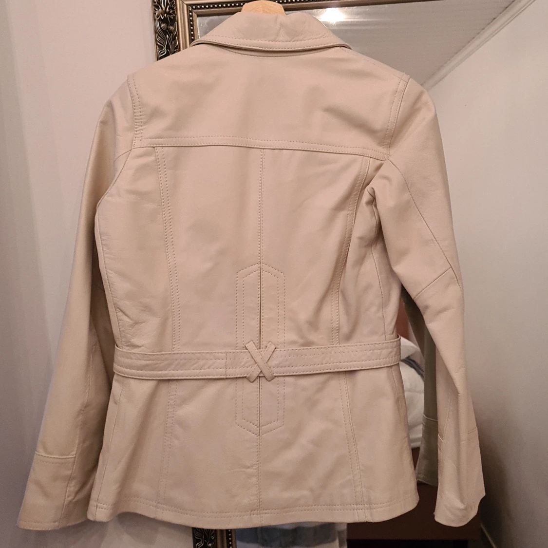 Äkta skinn jacka stl S med prislapp kvar 1200kr. Bud från 250 - 91