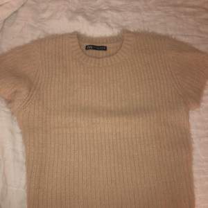 Stickad tröja från zara strl S. Använd typ 1 gång. Skönt och mjukt material men tyvärr lite liten för mig. 