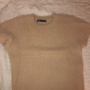 Kort stickad topp - Stickad tröja från zara strl S. Använd typ 1 gång. Skönt och mjukt material men tyvärr lite liten för mig. 