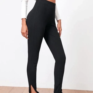 Superfina tights med slit - Jättefina tights/byxor med slit, ribbade. Passar bra på mig som är 168. Storlek S. 80 kr + frakt