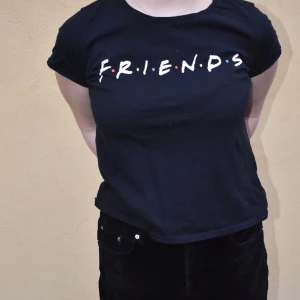 FRIENDS t-shirt - t-shirt från H&M som tyvärr inte används🌟skön och fin, passar M men även mindre😊