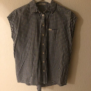 Kortärmad skjorta - Mörkblå rutig kortärmad skjorta med ficka från LEE. Storlek S. Använd 1-2 ggr. Köparen står för frakt!