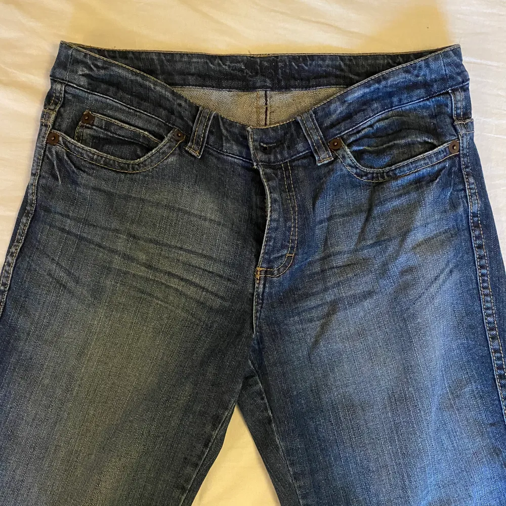Skitsnygga esprit jeans med coola detaljer på fickorna, köpta secondhand. För korta i benen för min smak (jag är 168 cm), därför säljer jag. Aldrig använda av mig. Lite stora i midjan på mig som har ca W28, så gissar på W29 eller W30. . Jeans & Byxor.