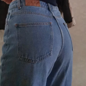 Jeans - straight leg  - Säljer ett av mina bästa par jeans från NAKD, sparsamt använda :)) De är högmidjade och passar överallt för mig som är 173 o oftast har strl 36/S, skriv dm om ni har fler frågor :) pris exklusive frakt! 