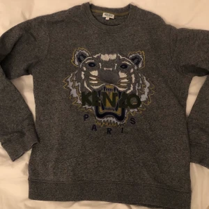 Kenzo sweatshirt storlek small - Använd fåtal gånger, köpt på Kenzo NK. Kvitto finns. Mycket bra skick. Passar alla kön. Storlek S
