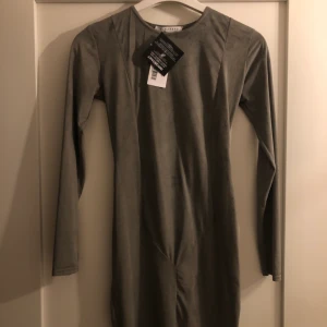 Helt oanvänd klänning från Nelly.com  - Klänning i militärgrön som är helt oanvänd. Storlek small