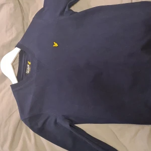 Lyle & Scott crewneck - Lyle & Scott crewnecken är i storlek 14/15 och är köpt på kidsbrandstore. Skicket är bra då den endast är använd fåtal gång. Anledningen till det är för att den var för liten när den levererades. Ny pris är 600kr, mitt pris är 200 inklusive frakt.