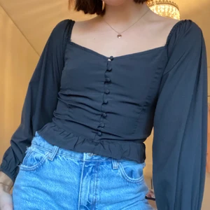 Blus med knäppning och puffärmar - Söt blus från bikbok! Kommer inte till användning! Strl XS men passar mig som vanligtvis har S. (Stretch i ryggen)