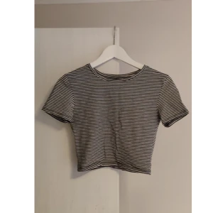  - Croppad t-shirt i stretchigt material, storlek Small. 🌺