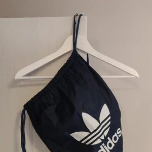 Adidas gymbag - Adidas påse, endast använd ett fåtal gånger. 