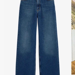 Populära jeansen från monki - Jag säljer mina populära jeans från monki (Yoko) i färgen mörk blå. De är lite slitna längt ner men annars i bra skick, köpta för 400 kr men säljer för 200 kr