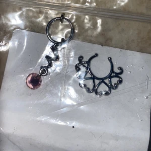 Fake piercing  - Två fake pircingar som är oanvända. En till naveln och en till bröstvårtan 