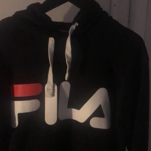 Simpel FILA hoodie. Ordinarie pris var 450. Bra skick - Svart oversized hoodie med vita breda band och logga. 