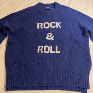 Zadig & Voltarie, ROCK & ROLL - Jätte snygg stickad Zadig & voltarie tröja som funkar som armvärmare också eftersom tröjan har hål vrid tummarna💞hara bara använt tröjan en gång då jag skulle prova den💞                                                                                                                                                                                                 Nypris: 2 900kr💞                                                                                                  Mitt start pris: 1 500kr💞
