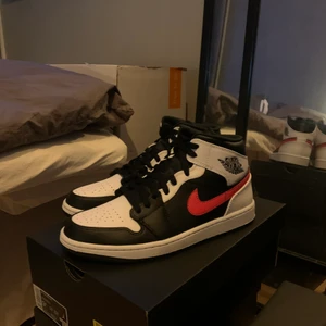 Nike air Jordan 1 mid chile  - Har flera par, alla är helt nya ifrån zalando. Har kvitto på alla. Jag har dessa storlekar: 40, 42, 44
