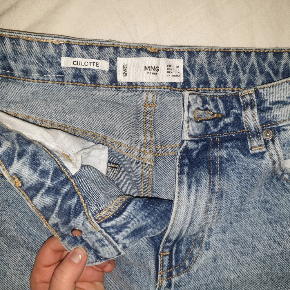 Breda culotte jeans från mango, har för mig att orginal priset låg på runt 500-600 kr, har aldrig användt dem då jag köpte dem i för liten storlek och ej orkade byta. Jeansen är i storlek 32 och säljer dem för 250 kr ❤. Farkut & Housut.